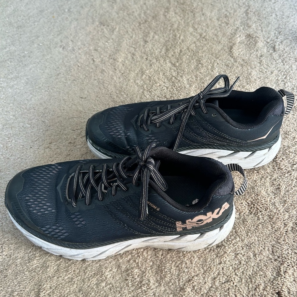 women’s hokas